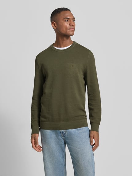 Männermodel trägt Regular Fit Pullover aus reiner Baumwolle von Marc O'Polo, Optik: Unifarben, Piqué-Struktur, Rundhalsausschnitt, Ganzkörperansicht von vorne.