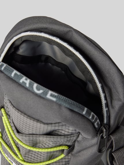 Produktfoto, Handtasche mit Label-Stitching von The North Face für Herren, graues Textil, Hauptfach und Außenfach mit Reißverschluss, Schulterriemen, Maße Größe 1: 16x22x7 cm, Schulterriemenlänge 76 cm.