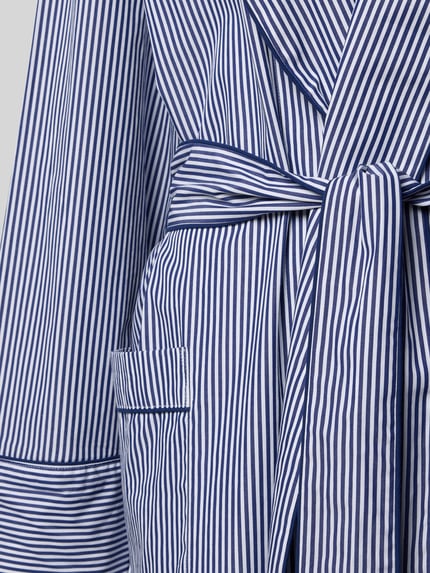 Frauenmodel trägt Regular Fit Kimono aus reiner Baumwolle von Polo Ralph Lauren, blau-weiß gestreifte Popeline, Nahaufnahme Oberkörper.