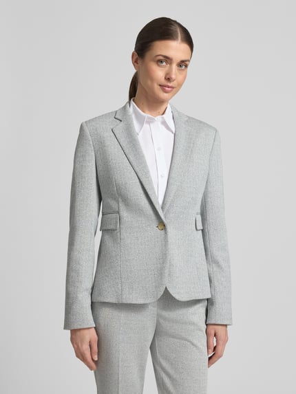 Frauenmodel trägt Shaped Fit Blazer mit Allover-Muster Modell 'JIA13A' von BOSS, Reverskragen, Rückenschlitz, 1-Knopf-Verschluss, Pattentaschen, Ganzkörperansicht von vorne.