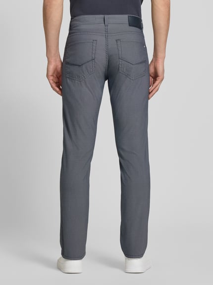 Männermodel trägt Fein strukturierte Hose mit Label-Detail Modell Lyon von Pierre Cardin, regular fit in grijs, katoenmix met stretch, labeldetail op achterzak. Ganzkörperansicht Rückansicht.