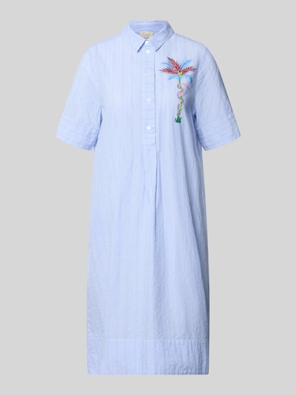 Produktfoto, Knielanges Hemdblusenkleid mit Motiv-Print von Milano Italy aus reiner Baumwolle, hellblau-weiß gestreift, gerader Schnitt, Knopfleiste, 1/2-Arm, auffälliger bunter Print auf der Brust, sichtbare feine Textur