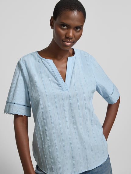 Vrouwenmodel draagt Regular Fit Blouse met V-hals model 'Ane' van FREE/QUENT, lichtblauw, katoen, ajourborduursel, vooraanzicht, busteshot