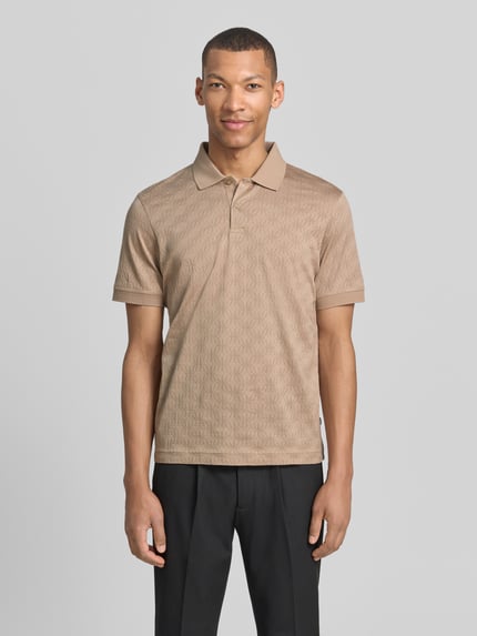 Męski model nosi Modern Fit Poloshirt mit Strukturmuster Modell 'Roberto' od JOOP! Collection, beżowy, bawełna, polokragen, krótka lista guzików, detal z logo, widok całej sylwetki z przodu.