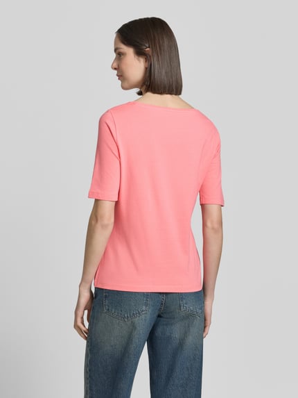 Modelka kobieca nosi Regular Fit T-Shirt aus Baumwoll-Mix mit Motiv-Print von Tom Tailor, efekt: jednolity kolor, krój regular fit, aplikacja: nadruk z motywem, dekolt: okrągły dekolt, rękaw: krótki rękaw, materiał: mieszanka bawełny, widok całej sylwetki z tyłu.