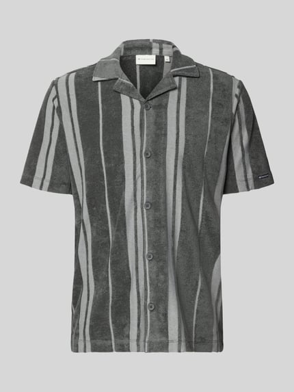 Produktfoto, Regular Fit Freizeithemd in Frottee-Optik von Tom Tailor in Grau mit vertikalen Streifen, weiche Textur, Herren Freizeithemd