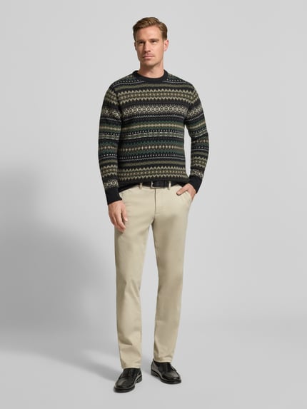 Männermodel draagt Stoffhose met achterzakken van Christian Berg Men in beige, rechte pasvorm, katoenmix, Franse steekzakken, volledige lichaamsvoorzijde.