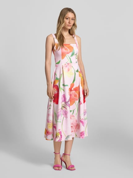 Vrouwenmodel draagt Cocktailkleid im Allover-Look van Lipsy in kleurrijke materiaalmix met stretch, A-lijn, midi-jurk, all-over look. Ganzkörperansicht van voren.