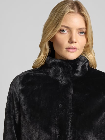 Frauenmodel trägt Regular Fit Webpelzjacke mit Stehkragen Modell 'NEWVIDA' von ONLY in Schwarz, samtige Textur, Damen Teddy- / Webpelzjacke von ONLY, Nahaufnahme Oberkörper.