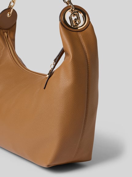 Produktfoto, Handtasche mit Label-Applikation und Schulterriemen von Liu Jo White, strukturierte Oberfläche, Hauptfach mit Reißverschluss, Innenfach mit Reißverschluss, Breite 50 cm, Länge 39 cm, Tiefe 14 cm, Länge Schulterriemen 48 cm, neutrale beige Farbe, goldfarbene Details und abgerundete Form