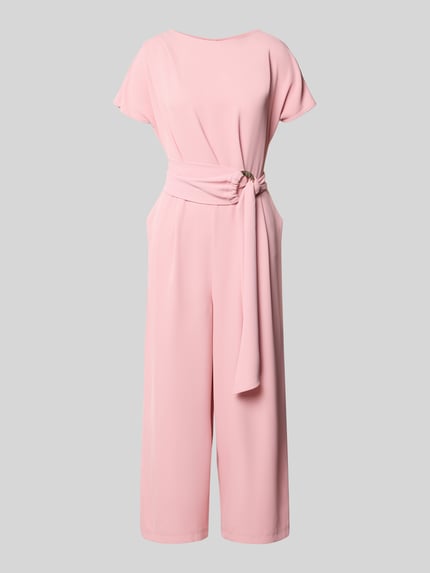 Produktfoto, Jumpsuit mit Stretch-Anteil von Betty Barclay w kolorze jasnoróżowym, elastyczna mieszanka materiałów, krój regular fit, okrągły dekolt, pasek w talii, z krótkim rękawem, długość 7/8, zakładane fałdy, długość tyłu w rozmiarze 36: 38 cm, szerokość w rozmiarze 36: 37 cm, długość rękawów w rozmiarze 36: 23 cm, całkowita długość w rozmiarze 36: 127 cm, długość wewnętrzna nogawki w rozmiarze 36: 58 cm