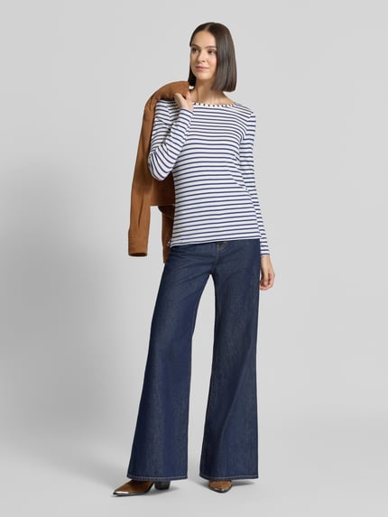 Frauenmodel trägt Regular Fit Langarmshirt aus Baumwoll-Modal-Mix von Oui mit Streifen-Muster, Rundhalsausschnitt, dunkelblaue Schlagjeans, Farbakzente in Braun, glatte Textur, Ganzkörperansicht von vorne.
