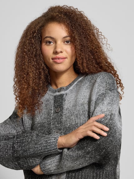 Frauenmodel trägt Cardigan mit überschnittenen Schultern Modell 'ORADEA' von Pegador, Relaxed-Fit, Rundhalsausschnitt, Knopfleiste, melierte Grautöne, Nahaufnahme Oberkörper.