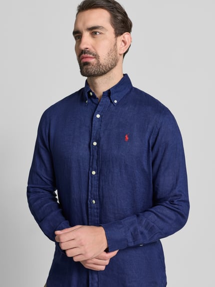 Mannelijk model draagt Freizeithemd aus reinem Leinen van Polo Ralph Lauren in regular fit, donkerblauw, linnenstructuur, Nahaufnahme bovenlichaam.