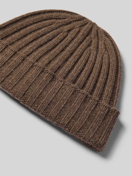 Produktfoto, braune Beanie in Strick-Optik von MCNEAL mit Ripp-Optik, breitem Umschlag und Zopfmuster, Produktname: Beanie in Strick-Optik