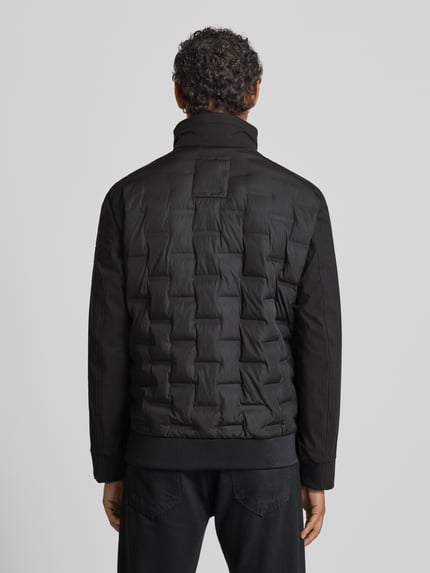 Männermodel trägt Regular Fit Steppjacke mit Stehkragen Modell 'AVIO FLEX 2.0' von Strellson, Optik: Unifarben, windfest, Ganzkörperansicht Rückansicht.