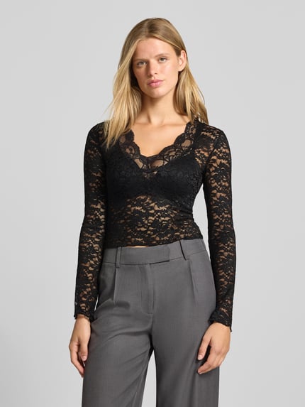 Vrouwenmodel draagt zwart shirt met lange mouwen in mesh-look, model 'NIKKA' van ONLY, Dames Langarmshirt, close-up bovenlichaam