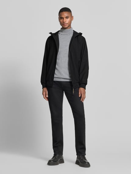 Männermodel trägt Jacke mit Reißverschlusstaschen Modell 'MATTEO' von CARS JEANS, schwarzer Material-Mix mit Stretch-Anteil, Regular-Fit, Kapuze mit Tunnelzug, Reißverschluss, Ganzkörperansicht von vorne.