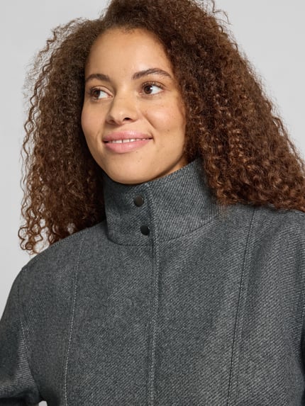 Frauenmodel trägt Bomberjacke mit hohem Stehkragen von ONLY in Grau mit strukturierter Oberfläche, Nahaufnahme Oberkörper, Damen Bomberjacke / Blouson von ONLY.