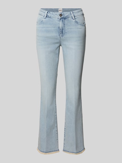 Produktfoto, Bootcut Jeans mit Fransen Modell 'SHAKIRA' von Brax in hellem Blau, Baumwoll-Mix mit Stretch-Anteil, verkürzte Passform, sichtbarer Knopf- und Reißverschluss, Eingrifftaschen und Gesäßtaschen, Saum mit Fransen, glatte Textur, schmale Bundweite.