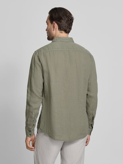 Männermodel trägt Regular Fit Freizeithemd aus reinem Leinen Modell 'RELEGANT' van heren, unikleurig, flammgaren, rugaanzicht.