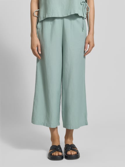 Frauenmodel trägt Culotte aus Viskose-Mix mit Eingrifftaschen Modell 'PRISILLA' von Vila, Leinen-Viskose-Mix, Loose-Fit, Ganzkörperansicht von vorne.