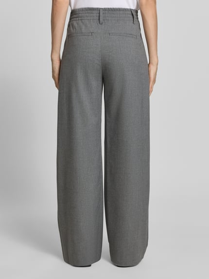 Vrouwenmodel draagt Hose mit Gesäßtaschen Modell 'JEALOUS' van Drykorn in grijs, wijde pijpen, gladde stofmix met viscose, achterkant, geheel lichaam