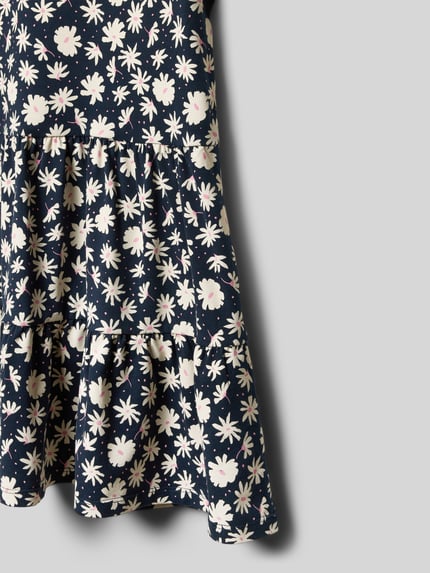 Mädchen trägt Leicht ausgestelltes Freizeitkleid aus Baumwoll-Mix von s.Oliver RED LABEL, Optik:Allover-Muster, Nahaufnahme Unterteil.