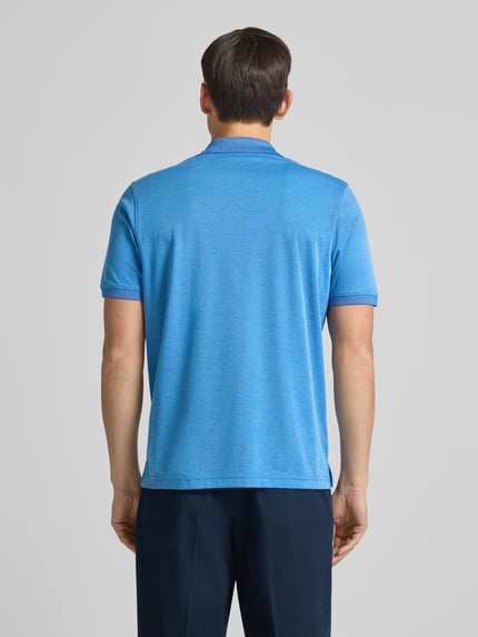 Männermodel trägt Regular Fit Poloshirt mit Brusttasche von RAGMAN in Blau, reine Baumwolle, Polokragen, Ganzkörperansicht Rückansicht.