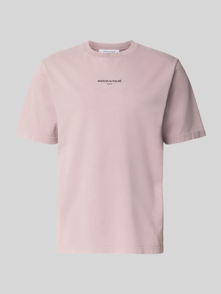 Produktfoto, Regular Fit T-Shirt aus reiner Baumwolle von MAISON KITSUNÉ, hellrosa Farbe, glatte Struktur, Label-Stitching, eingefasste Abschlüsse, Rückenlänge bei Größe M 69 cm, krój regular fit, produkt wykonany z czystej bawełny