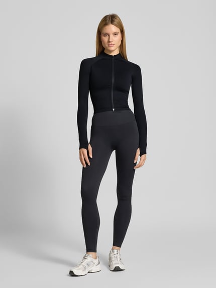 Vrouwenmodel draagt Slim Fit Jacke met Tweewege-Reißverschluss van aim'n, materiaalmix met stretch, opstaande kraag, slim fit, zwart, ganzekörpervooraanzicht.