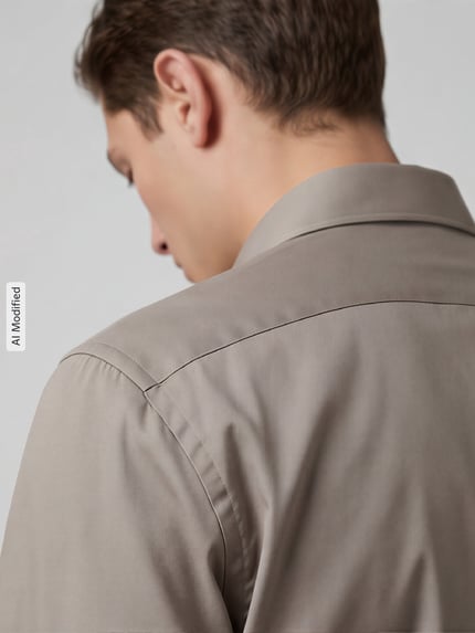 Männermodel trägt Regular Fit Businesshemd aus reiner Baumwolle Modell 'H-Joe' von BOSS, hellbraune Farbe, Detailaufnahme, Herren Businesshemd von BOSS, KI-modifiziertes Bild