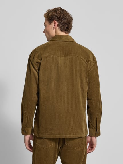 Männermodel trägt Regular Fit Hemdjacke aus Cord Modell 'David' von Wood Wood in Braun mit Kentkragen, reine Baumwolle, Rückenlänge w rozmiarze M: 73 cm, Ganzkörperansicht Rückansicht