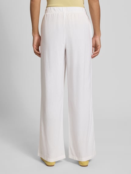Frauenmodel trägt Wide Leg Leinenhose mit elastischem Bund Modell 'GOA' von Only, Optik: Unifarben, Passform: Wide Leg, Tunnelzug, Bundabschluss: Elastisch, seitliche Eingrifftaschen, Material: Viskose-Leinen-Mix, Ganzkörperansicht Rückansicht.