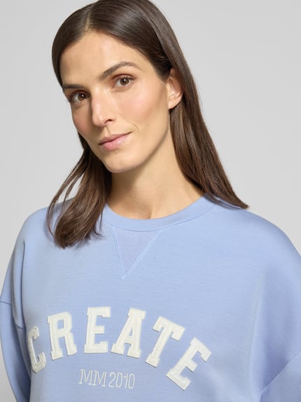 Vrouwenmodel draagt lichtblauw sweatshirt van viscosemix met stretch, relaxed fit, ronde hals Model 'CELLI' van MOS MOSH, Nahaufnahme bovenlichaam.