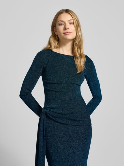 Vrouwenmodel draagt glanzend dames maxi-jurk model 'Eden' van Forever New, materiaalmix met stretch, nauw aansluitend, ronde hals, knoopdetail, detailopname bovenlichaam.