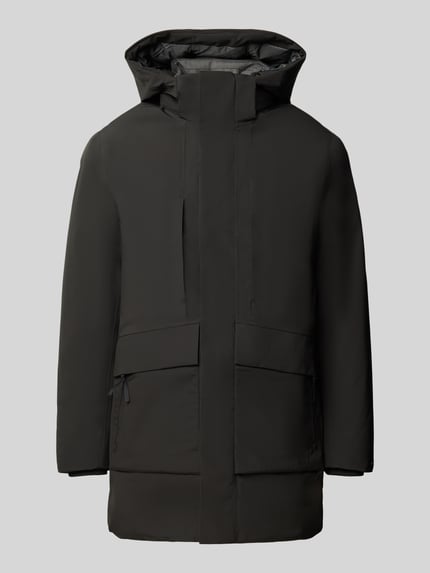 Produktfoto, czarna parka z kapturem i kieszeniami z patką, Model 'LAMOON' od JACK & JONES premium, krój regular fit, zakryty zamek błyskawiczny, długość tyłu w rozmiarze M 91 cm, szerokość ramion w rozmiarze M 48 cm, szerokość klatki piersiowej w rozmiarze M 62 cm, długość rękawów w rozmiarze M 66 cm