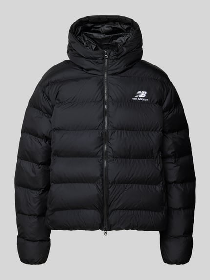 Produktfoto, schwarze Steppjacke mit Label-Stitching Modell 'BOSTON' von New Balance, Kapuze, Zweiwege-Reißverschluss, glatte Textur.