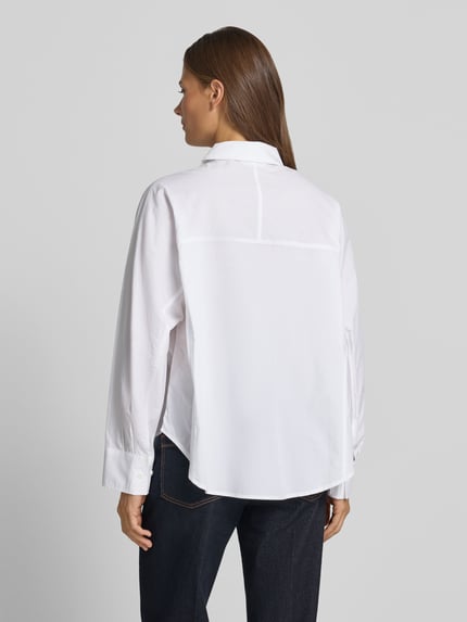 Frauenmodel trägt Relaxed Fit Bluse Modell 'Susana Selmina' von MSCH Copenhagen, weiß, Baumwoll-Lyocell-Mix, Ganzkörperansicht Rückansicht.