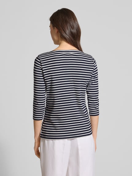 Vrouwenmodel draagt Regular Fit 3/4-Shirt uit katoenmix van Tom Tailor met all-over streeppatroon, U-boothals, rugaanzicht.