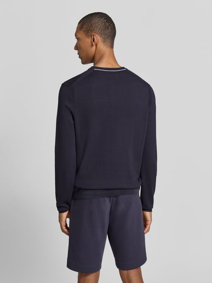 Mężczyzna model nosi granatowy sweter z bawełny Regular Fit Pullover aus reiner Baumwolle model 'KN_Ever-X' od BOSS Green, widok całej sylwetki od tyłu