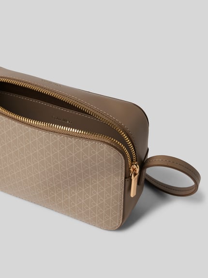 Produktfoto, Camera Bag mit Allover-Logo-Print von CK Calvin Klein in Beige mit Struktur, goldfarbenem Reißverschluss, Logo-Detail, Hauptfach, Trageriemen, Breite 22 cm, Länge 14 cm, Tiefe 6 cm, Schulterriemen 123 cm.