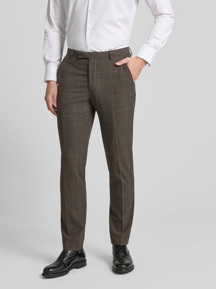 Männermodel trägt stoffen broek met bandplooien, materiaalmix met viscose, steekzakken en achterzakken van MCNEAL, recht model, kleur bruin, binnenbeenlengte 80 cm, bandwijdte 45 cm, ganzkörperansicht van voren.