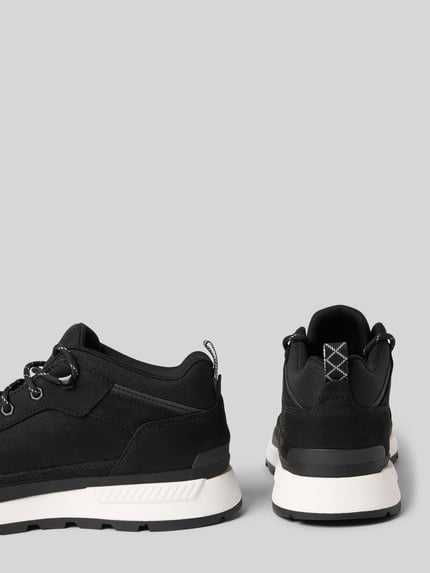 Produktfoto, Sneaker aus Leder-Mix von Timberland in Schwarz mit abgerundeter Form, Schnürverschluss, strukturierter Sohle und Label-Detail.
