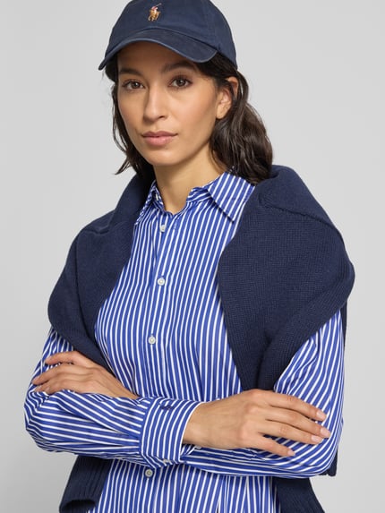 Frauenmodel trägt Midikleid mit Bindegürtel von Polo Ralph Lauren, reine Baumwolle, gerader Schnitt, Blusenkragen, durchgehende Knopfleiste, Nahaufnahme Oberkörper.