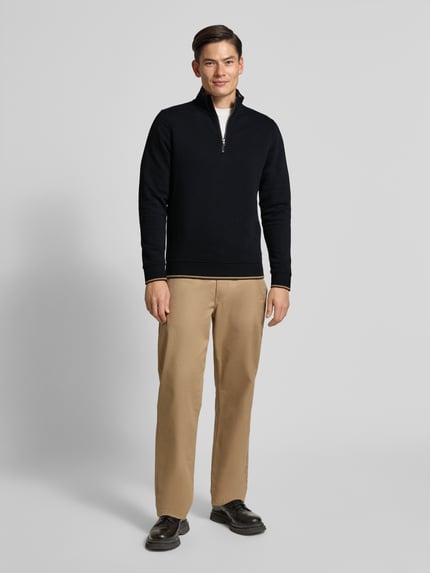 Męskim model nosi Regular Fit troyer mit elastycznymi wykończeniami od Christian Berg Men, mieszanka bawełny, kołnierz zapinany, długość tyłu 68 cm, rozmiar M, krój regular fit, całopostaciowy widok z przodu.