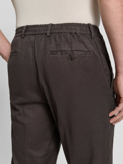 Männermodel trägt Leinenhose mit französischen Eingrifftaschen Modell 'River' von JOOP! Collection im Leinen-Baumwoll-Mix, Detailaufnahme Rückansicht.