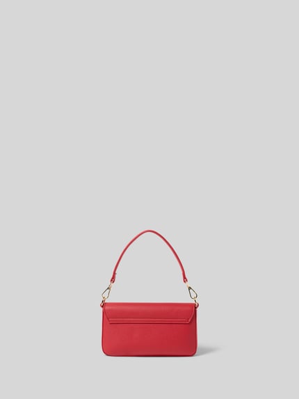 Produktfoto, rote Handtasche mit Label-Details und Anhängern Modell 'RYTA' von VALENTINO BAGS, Umschlag, Druckknopfverschluss, Struktur-Oberfläche, goldfarbener Karabinerverschluss, Maße: Breite 22 cm, Länge 12 cm, Tiefe 3 cm, Schultergurt 123 cm