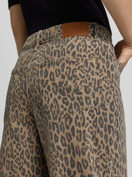 Männermodel trägt Barrel Jeans mit Animal-Print von s.Oliver RED LABEL, braune und schwarze Flecken, Detailaufnahme Rückansicht.