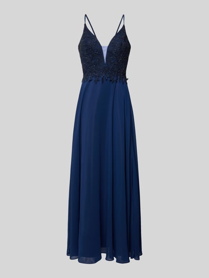 Produktfoto, Tailliertes Abendkleid mit Zierbesatz von LUXUAR FASHION w jednolitym granatowym kolorze, maxi, koronkowa aplikacja, cienkie ramiączka, spódnica z podszewką, tekstura zwiewna, detal sznurowania z tyłu.